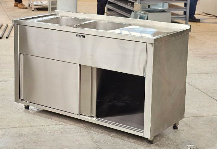 سینک صنعتی کابینت دار با رویه پرسی در آشپزخانه رستورانی