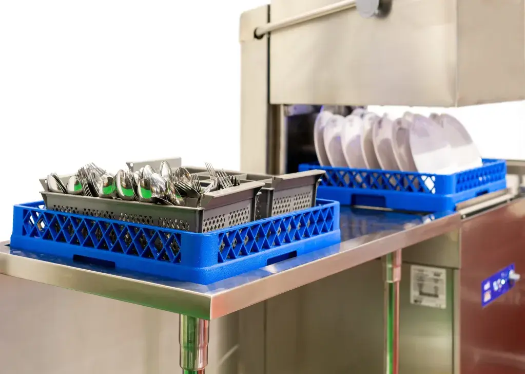 ماشین ظرفشویی صنعتی در آشپزخانه رستوران، آماده برای شستشوی ظروف